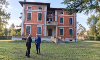 L'assessore Riccardo Riccardi con il sindaco Francesco Toneguzzo durante la visita all'esterno dello stabile destinato a Centro per l'abitare inclusivo