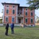 L'assessore Riccardo Riccardi con il sindaco Francesco Toneguzzo durante la visita all'esterno dello stabile destinato a Centro per l'abitare inclusivo