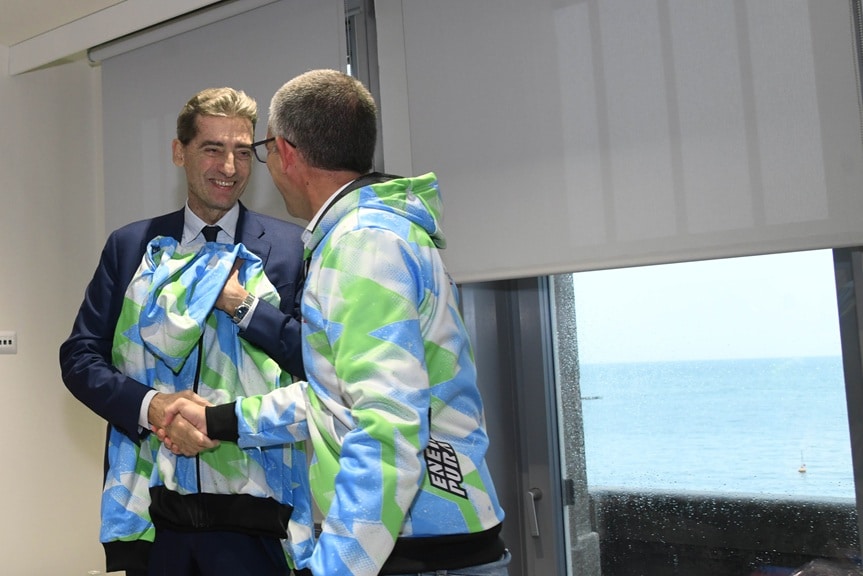 L'assessore Roberti consegna al presidente di Generali Andrea Sironi la felpa di PromoturismoFVG griffata Barcolana Ski