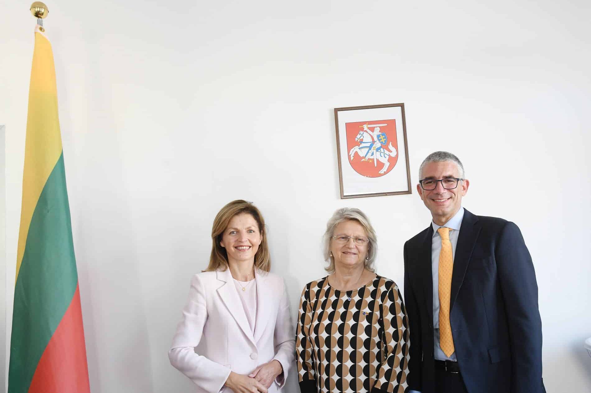 L'assessore regionale Pierpaolo Roberti con l'ambasciatrice di Lituania Dalia Kreiviene (a sinistra) e la console onoraria Lilli Samer (al centro)