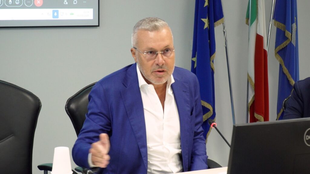L’assessore regionale alle Attività produttive Sergio Emidio Bini, al tavolo sul caro carburanti