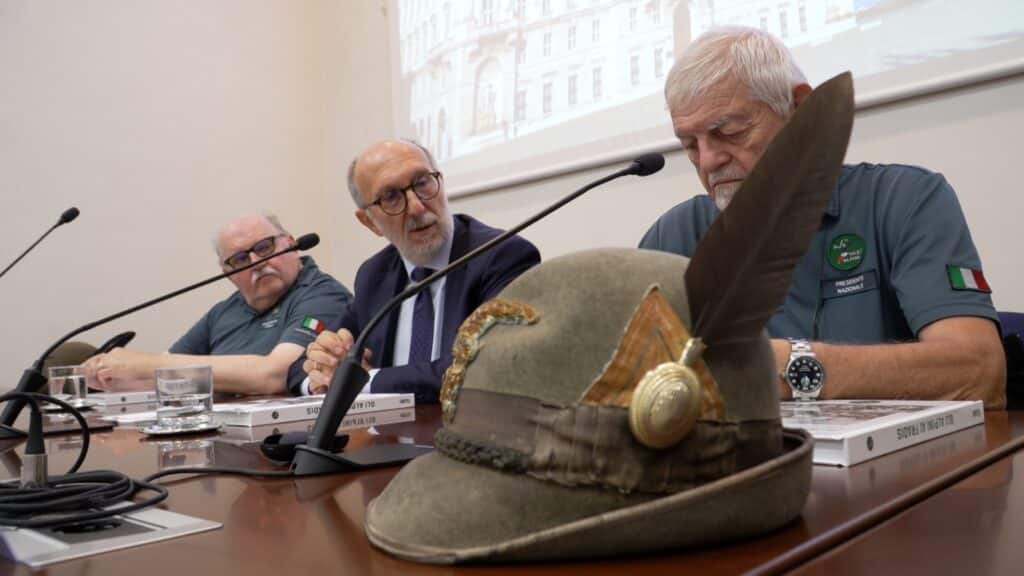 Riccardi tra Paolo Savioli e il presidente dell'Ana Sebastiano Favero