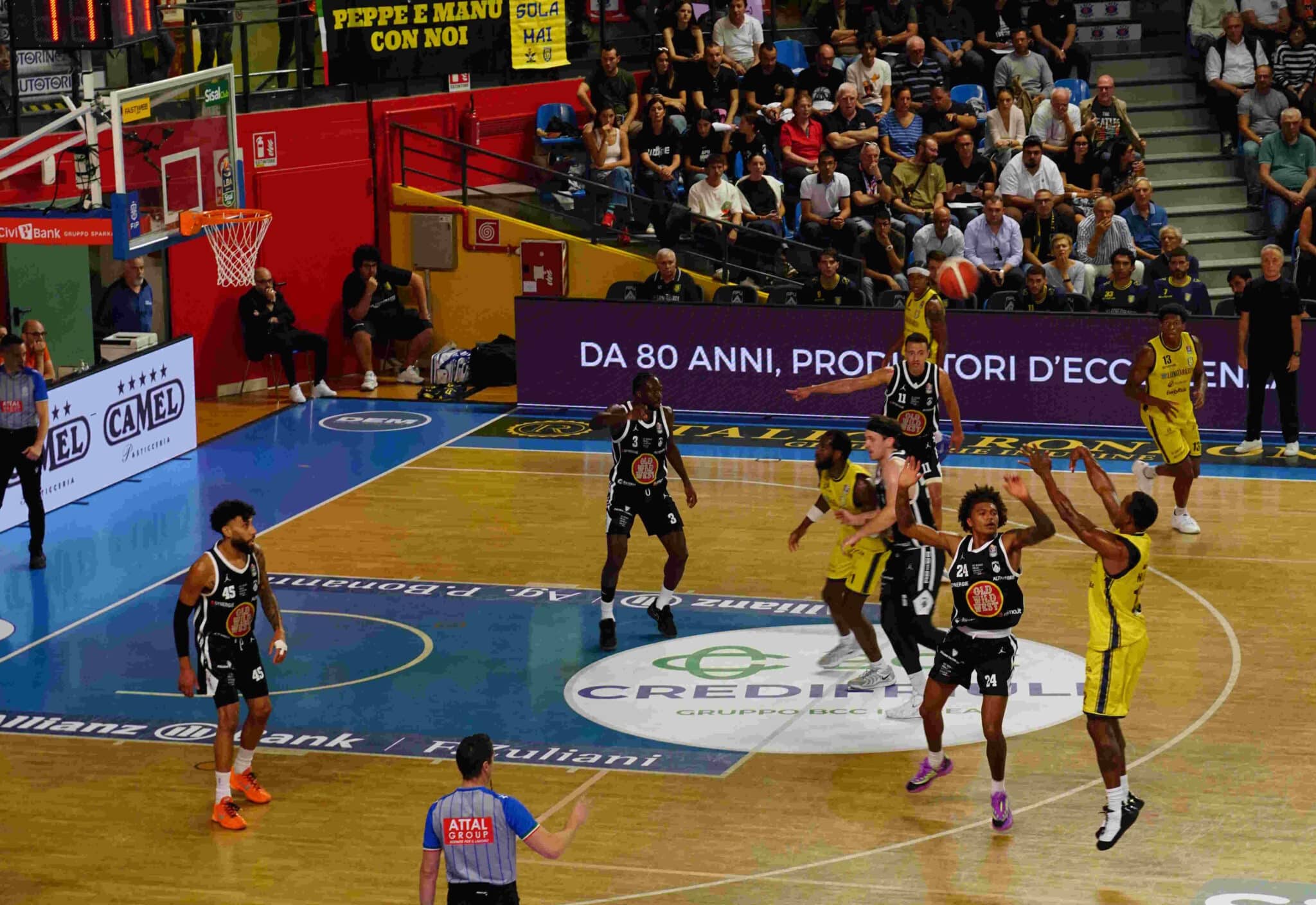 Un'azione del match