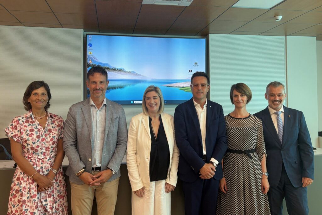 L'assessore regionale alle Infrastrutture e territorio Cristina Amirante, al centro, con Vanessa Colosotti, presidente di Ater Udine, Fabio Pettenà sindaco di Santa Maria La Longa, Igor Treleani consigliere regionale, Amanda Burelli della direzione regionale Infrastrutture e territorio e Lorenzo Puzzi direttore dell'Ater Udine