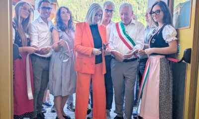 Il taglio del nastro della rinnovata scuola primaria Dante Alighieri a Sutrio