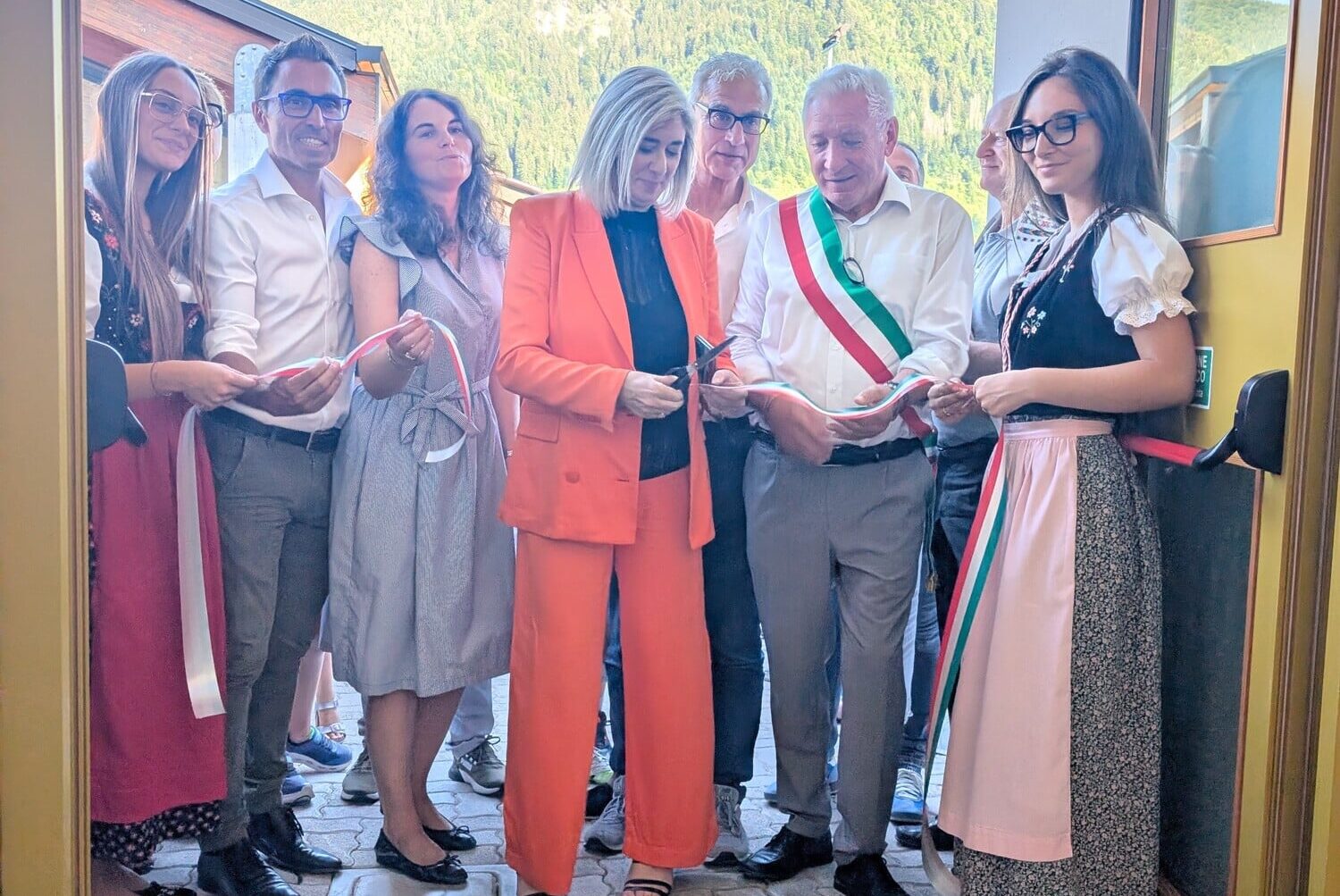 Il taglio del nastro della rinnovata scuola primaria Dante Alighieri a Sutrio