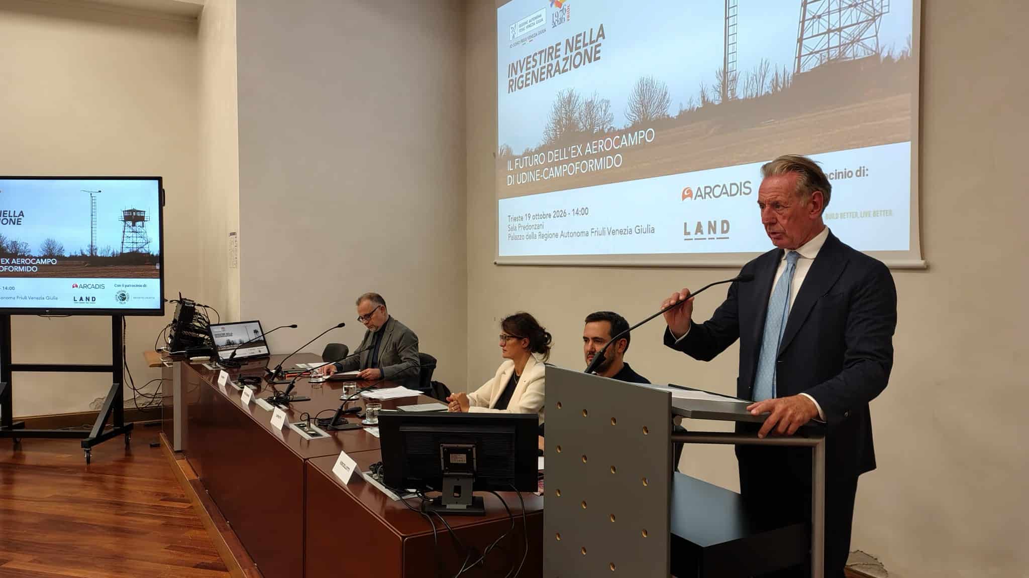 L'assessore Scoccimarro alla presentazione del progetto per il recupero dell’ex aerocampo di Udine-Campoformido.