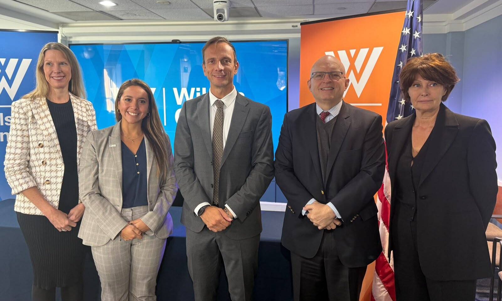 Il governatore del Friuli Venezia Giulia e presidente della Conferenza delle Regioni e delle Province autonome Massimiliano Fedriga (al centro) nel corso dell'incontro svoltosi al Wilson Center, alla presenza della presidente e amministratrice delegata Natasha Jacome (seconda da sinistra), la vicepresidente Keri Lowry, Philip Reeker, già ambasciatore statunitense e Distinguished Fellow, e l'assessore regionale alla Ricerca Alessia Rosolen