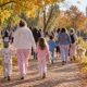 Camminata in pigiama nel parco