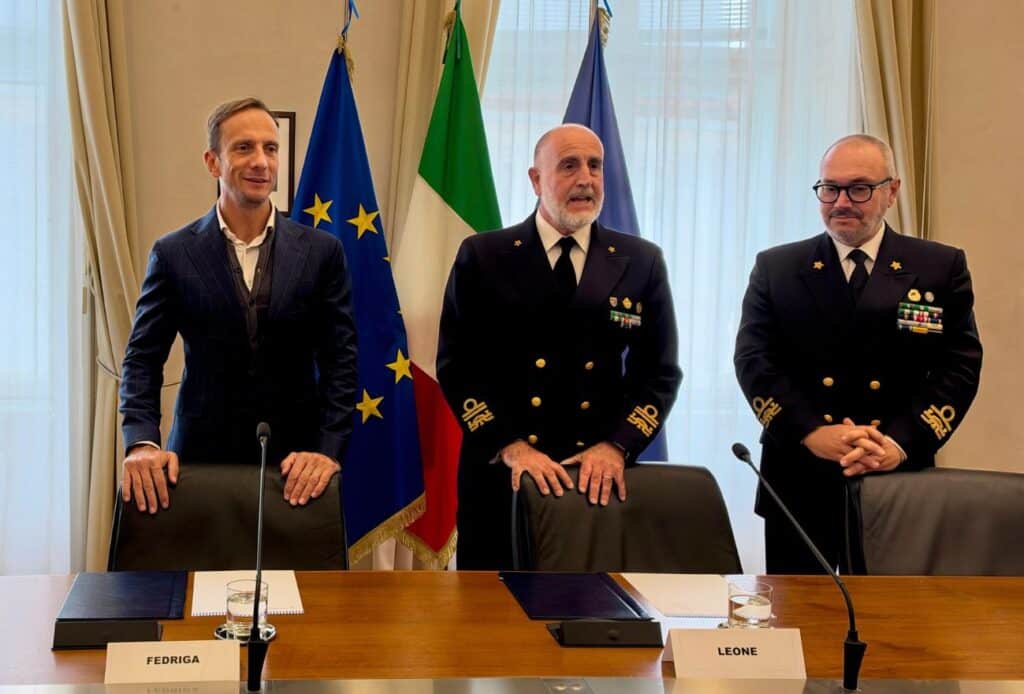 Da sinistra il governatore Massimiliano Fedriga, l’ammiraglio ispettore Vincenzo Leone e il direttore marittimo del Friuli Venezia Giulia Luciano Del Prete