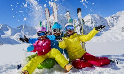 Famiglia sulle piste da sci