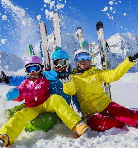 Famiglia sulle piste da sci