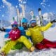 Famiglia sulle piste da sci