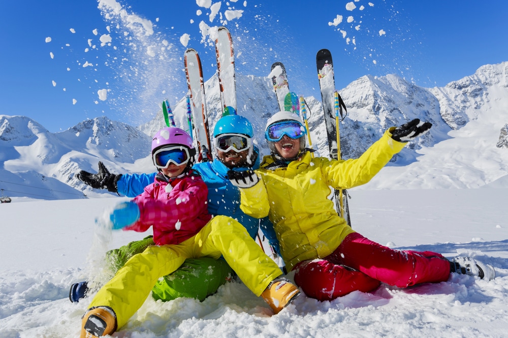 Famiglia sulle piste da sci