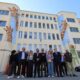 Foto di gruppo davanti al nuovo murales realizzato sulla facciata principale dell'Irccs materno infantile Burlo Garofolo di Trieste