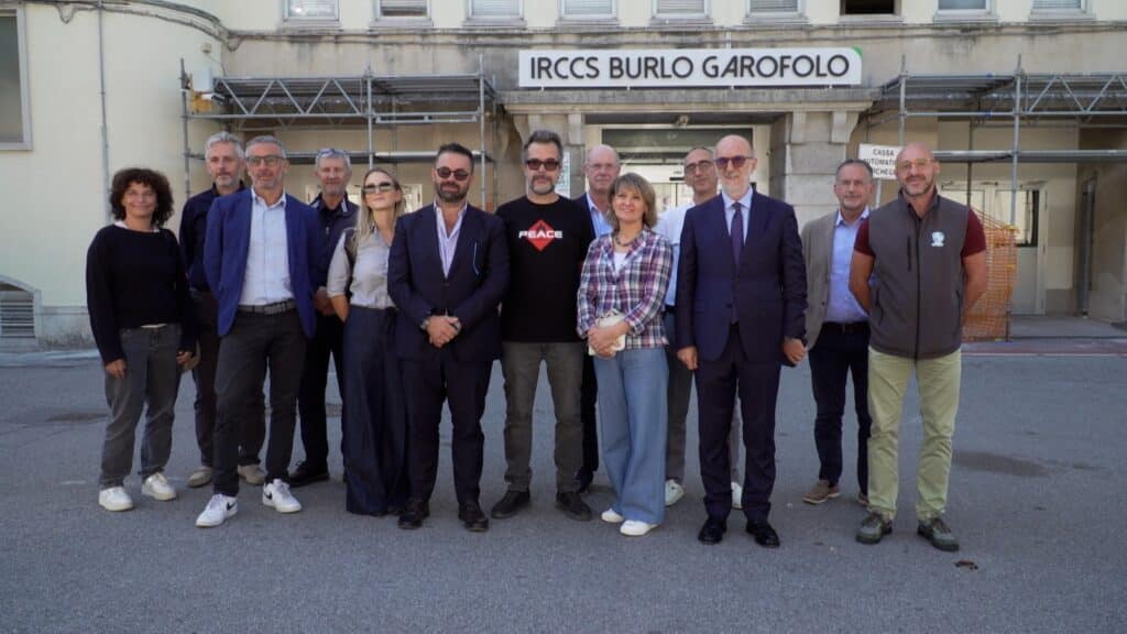 Foto di gruppo in occasione dell'inaugurazione del nuovo murales del Burlo Garofolo