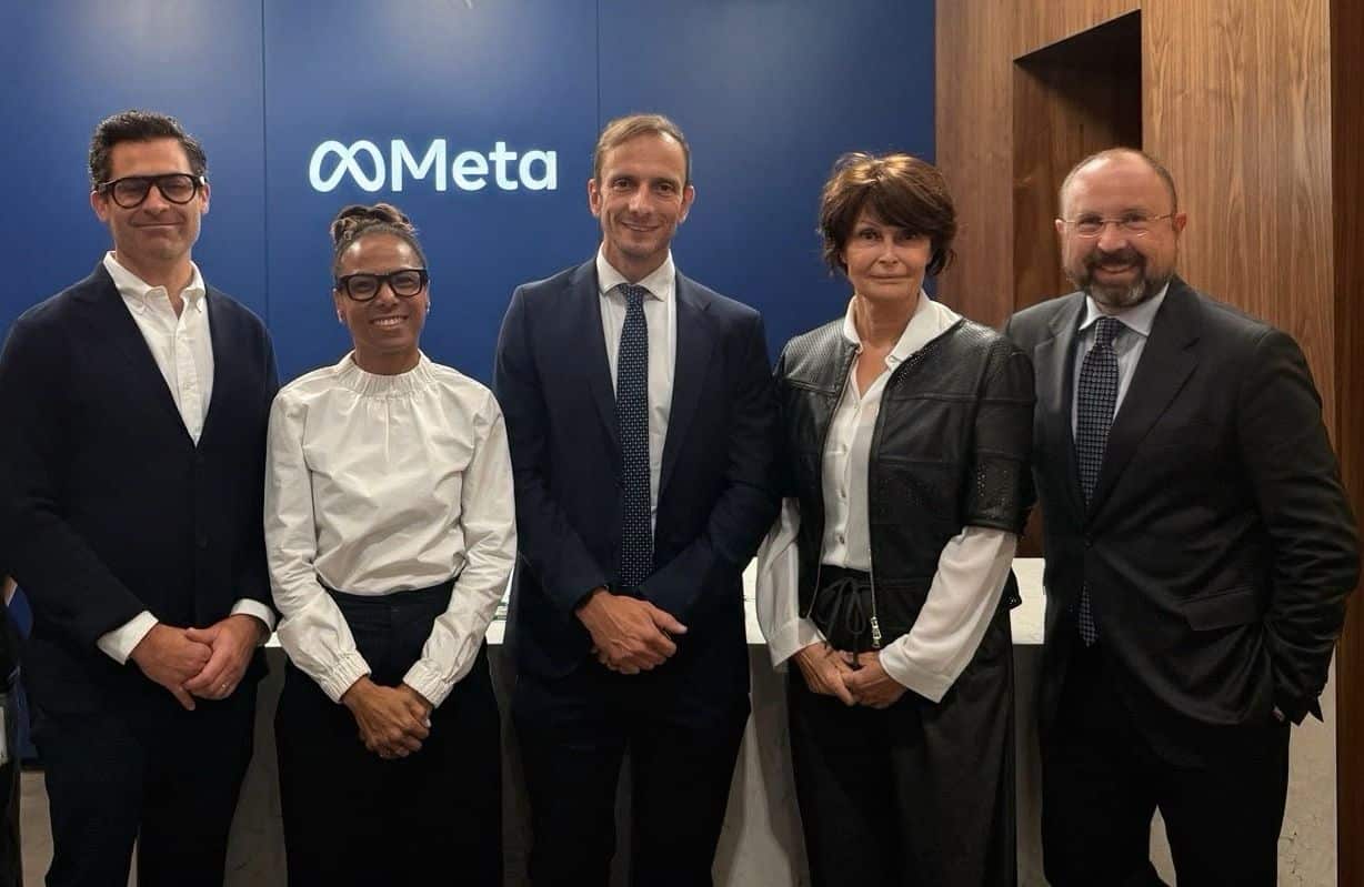 Foto di gruppo presso la sede di Meta