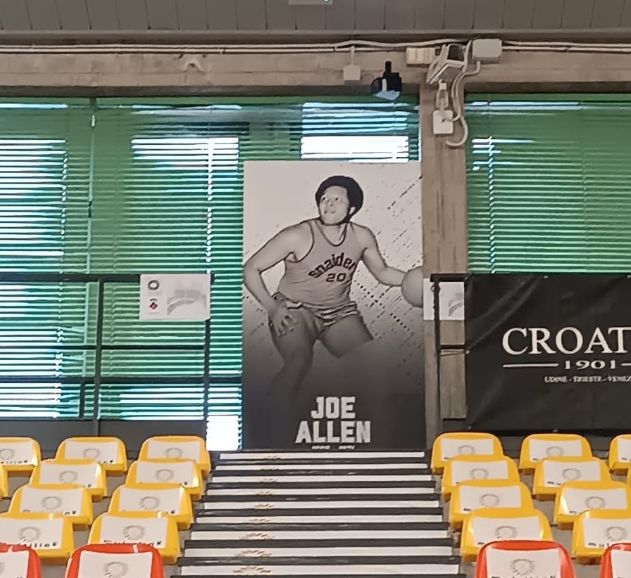 il gagliardetto dedicato a Joe Allen