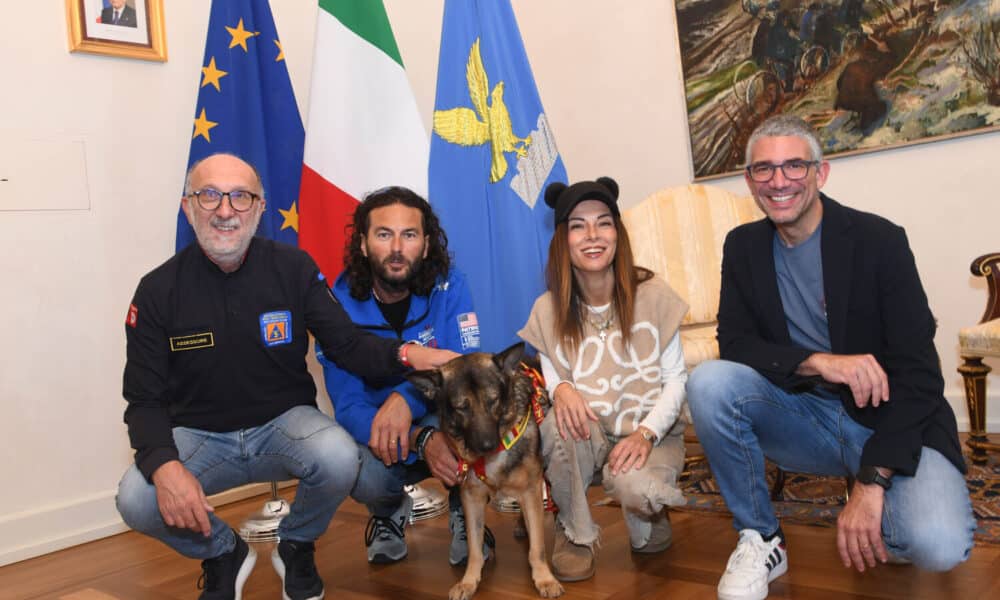 Marley e i suoi proprietari Carlotta Nelli e Marco Chimenti con gli assessori regionali Pierpaolo Roberti e Riccardo Riccardi