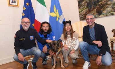 Marley e i suoi proprietari Carlotta Nelli e Marco Chimenti con gli assessori regionali Pierpaolo Roberti e Riccardo Riccardi