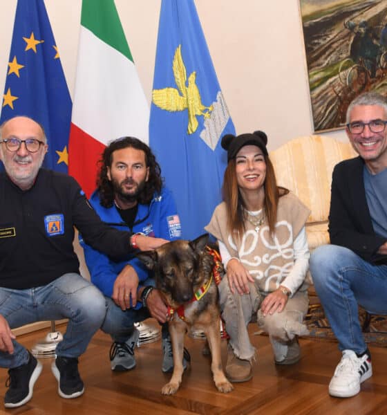 Marley e i suoi proprietari Carlotta Nelli e Marco Chimenti con gli assessori regionali Pierpaolo Roberti e Riccardo Riccardi