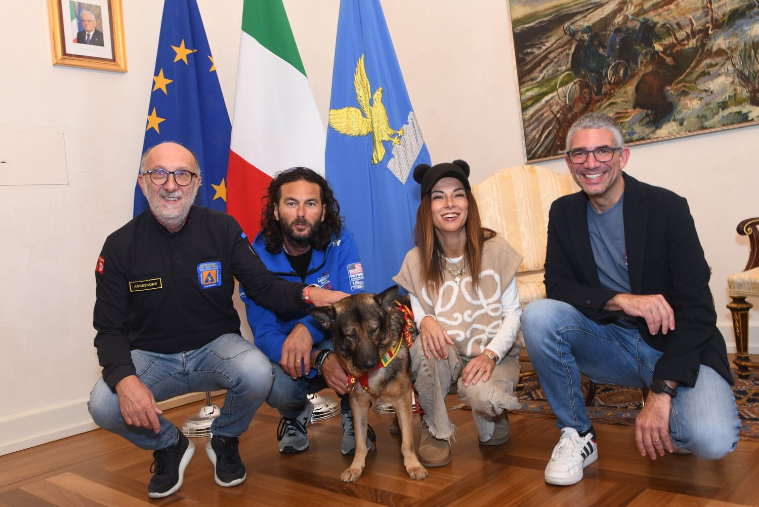 Marley e i suoi proprietari Carlotta Nelli e Marco Chimenti con gli assessori regionali Pierpaolo Roberti e Riccardo Riccardi