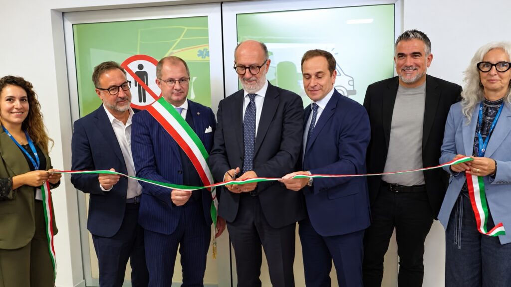 Il taglio del nastro all'inaugurazione