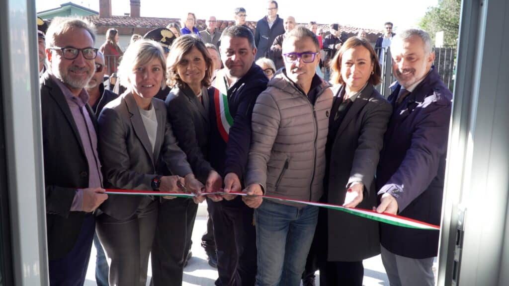 Il taglio del nastro all'inaugurazione dei nuovi alloggi Ater a Osoppo