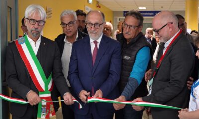 Il taglio del nastro all'inaugurazione dei nuovi spazi