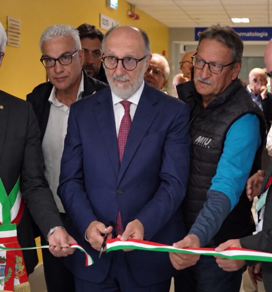 Il taglio del nastro all'inaugurazione dei nuovi spazi