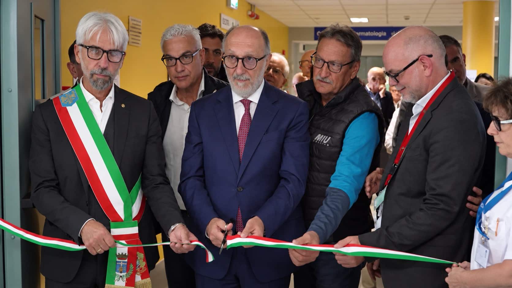 Il taglio del nastro all'inaugurazione dei nuovi spazi