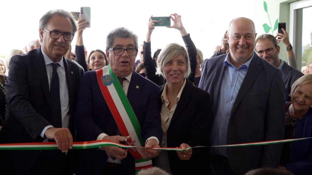 Il taglio del nastro della nuova scuola dell'infanzia di Lauzacco