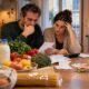 Inflazione - coppia alle prese con le spese domestiche