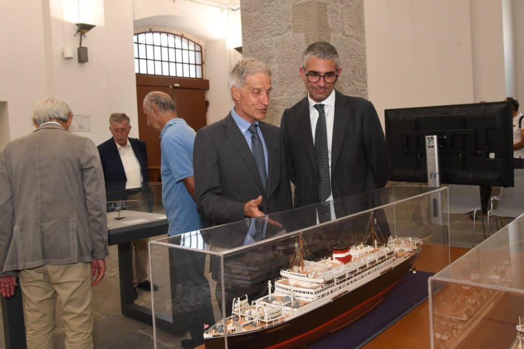 L'assessore Roberti (sulla destra) mentre visita la mostra