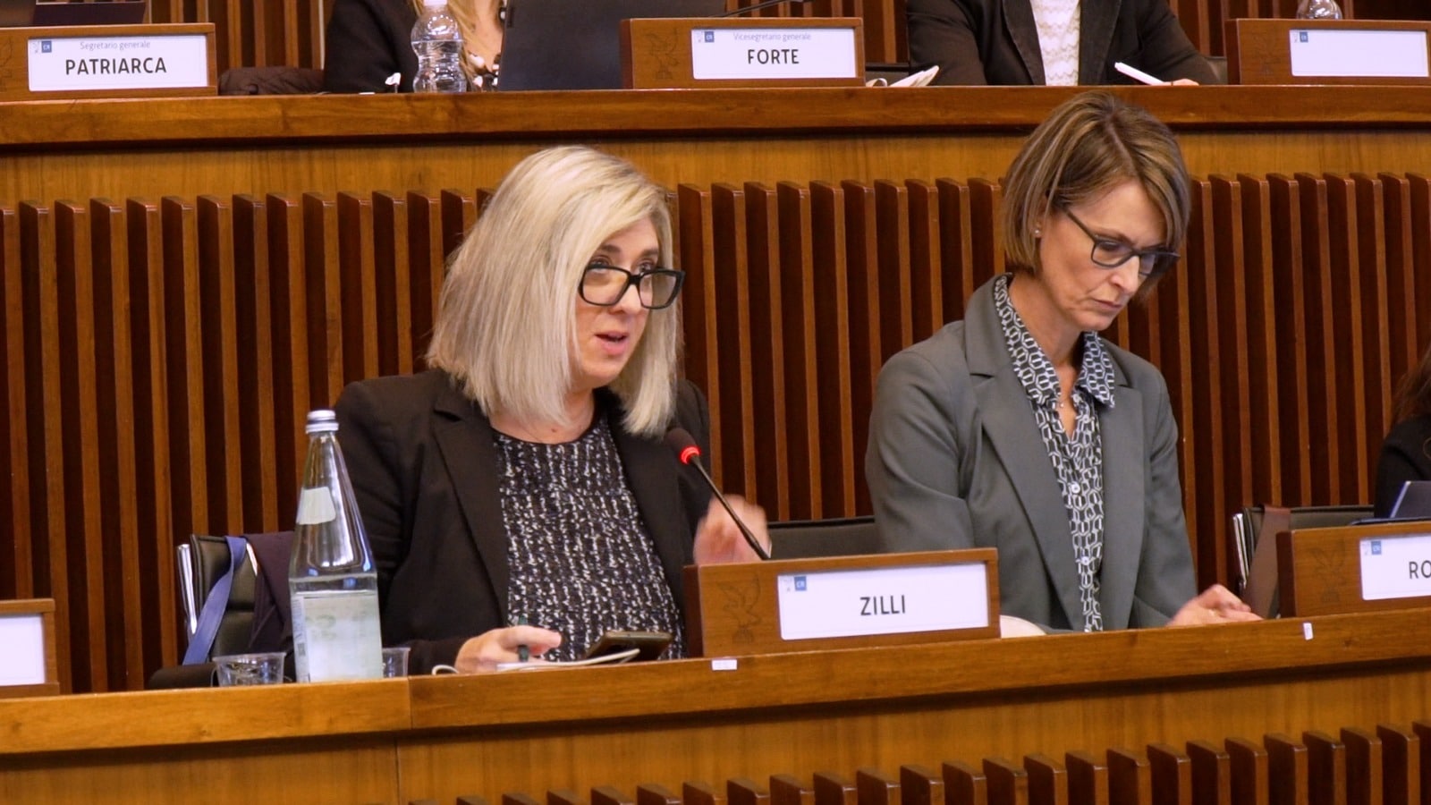 L'assessore regionale Cristina Amirante, a sinistra, illustra in IV Commissione il nuovo bando per imprese edili