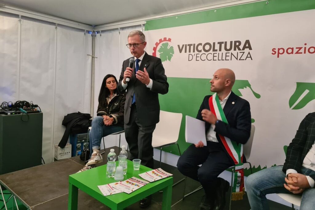 L'assessore regionale Stefano Zannier durante il suo intervento a Le Radici del Vino