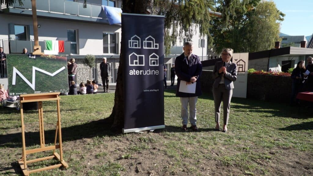 L'assessore regionale alle Finanze Barbara Zilli all'inaugurazione dei nuovi alloggi Ater e dell'opera "Scossa" a Osoppo
