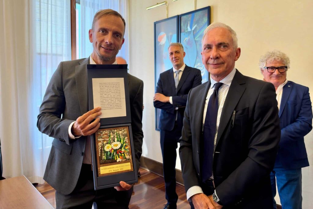 L'omaggio di un mosaico al governatore da parte della delegazione