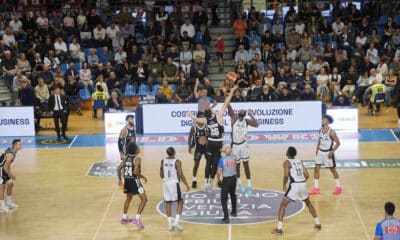 Palla a due tra Udine e Trento