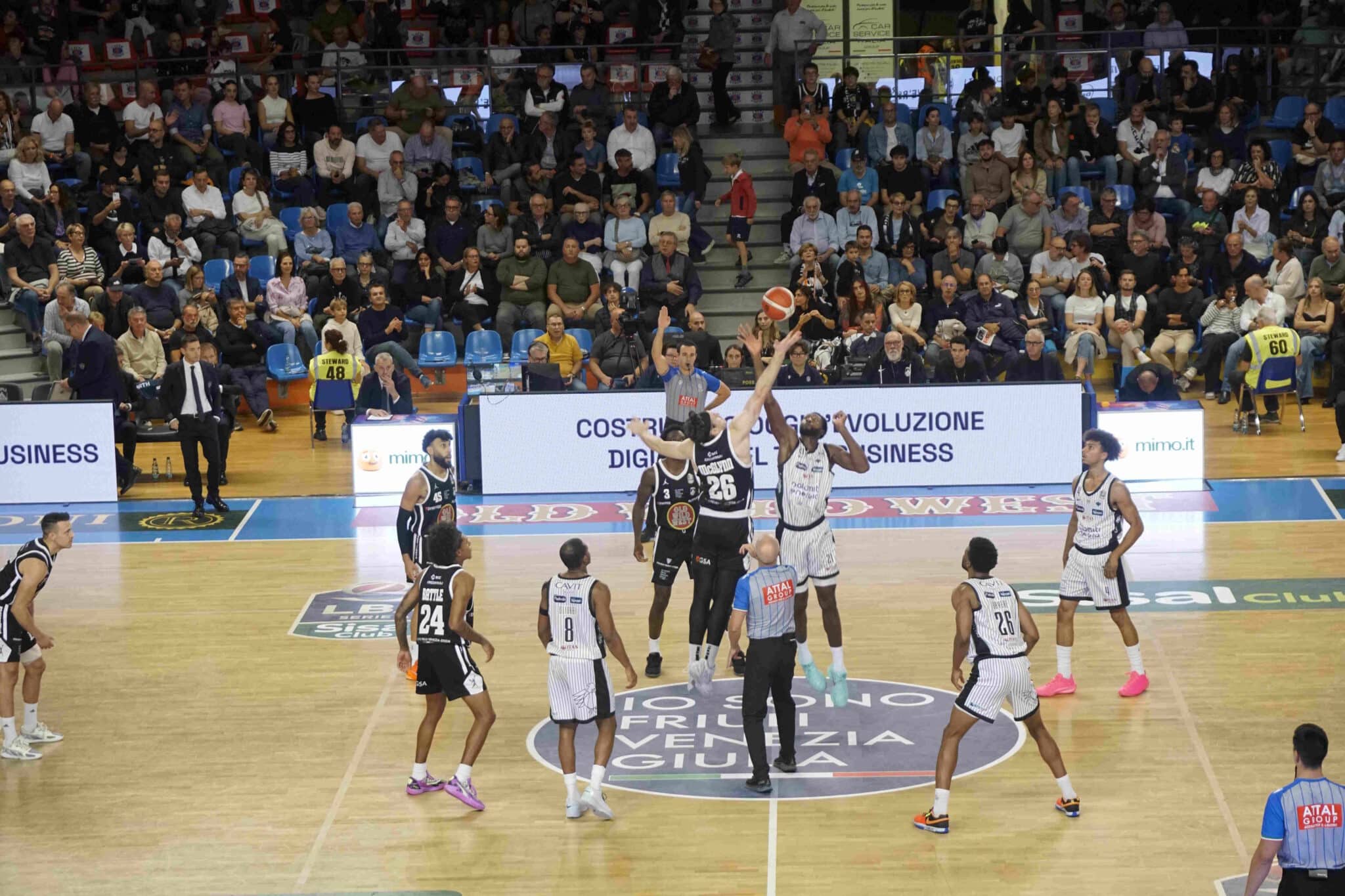 Palla a due tra Udine e Trento