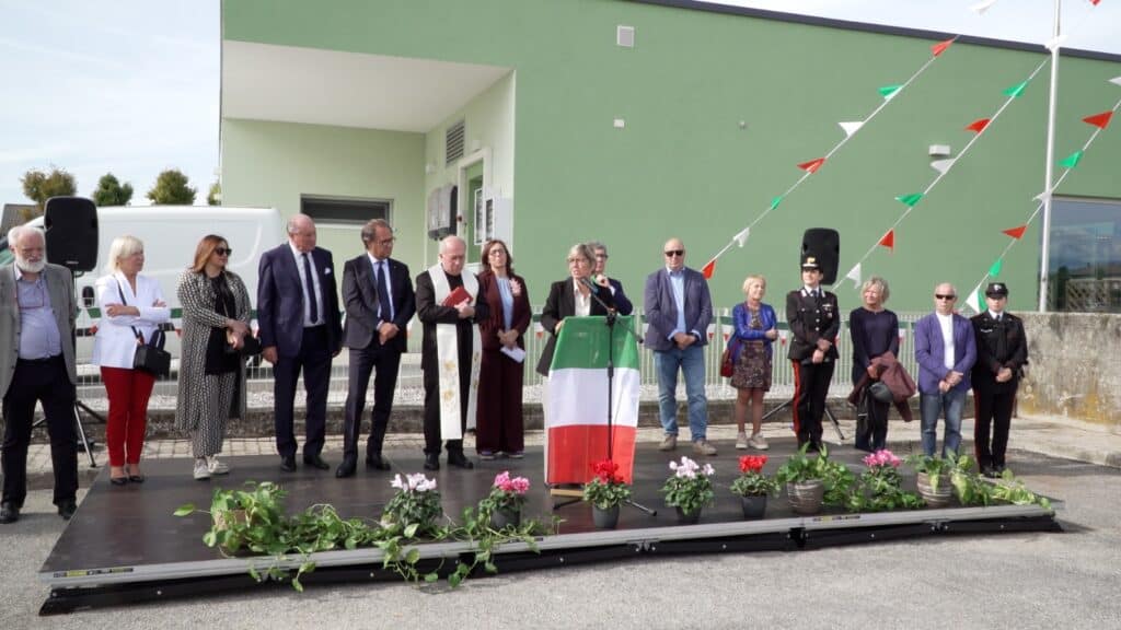 Un momento della cerimonia inaugurale della nuova scuola dell'infanzia di Lauzacco, nel comune di Pavia di Udine