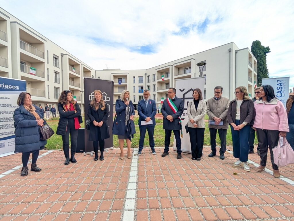 Un momento dell'intervento dell'assessore Cristina Amirante alla presenza delle autorità e dei rappresentanti di Ater Udine.
