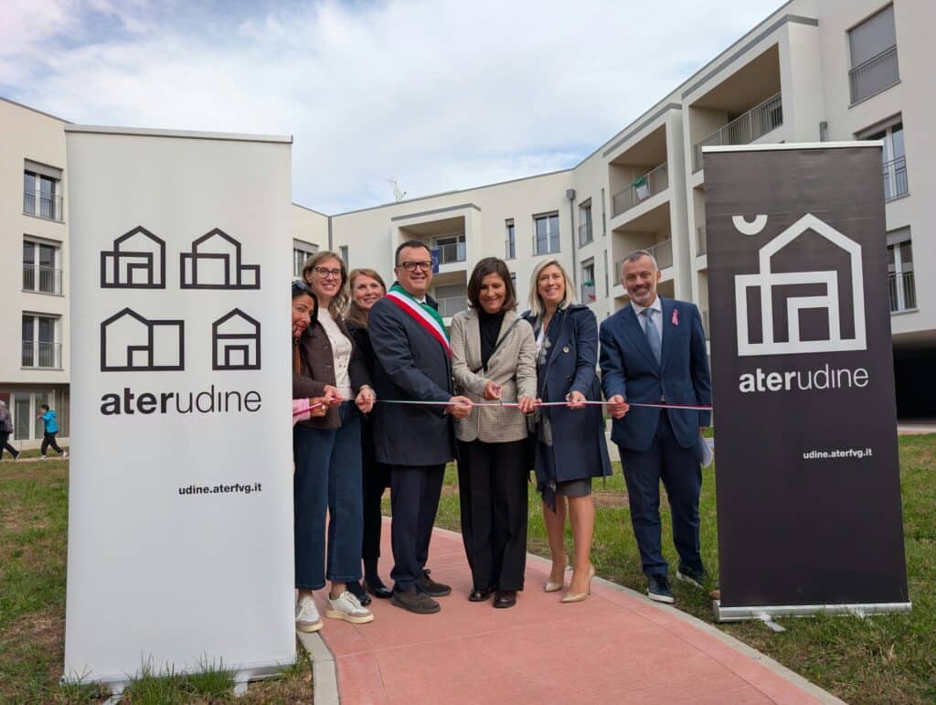 L'assessore Cristina Amirante al taglio del nastro del nuovo complesso residenziale Ater nel quartiere San Domenico a Udine.