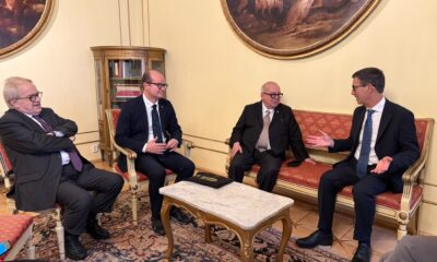 Il vicegovernatore del Friuli Venezia Giulia con delega alla Cultura, Mario Anzil, con l'ambasciatore d'Italia in Repubblica Ceca, Alessandro Gaudiano, e la delegazione italiana