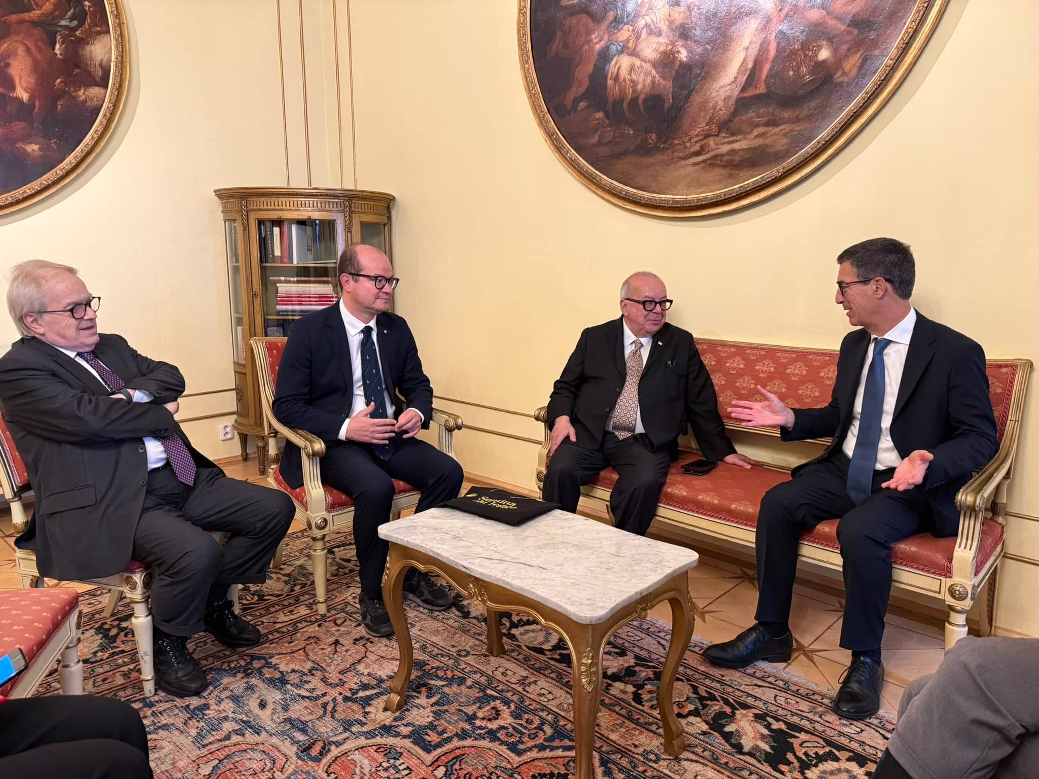 Il vicegovernatore del Friuli Venezia Giulia con delega alla Cultura, Mario Anzil, con l'ambasciatore d'Italia in Repubblica Ceca, Alessandro Gaudiano, e la delegazione italiana