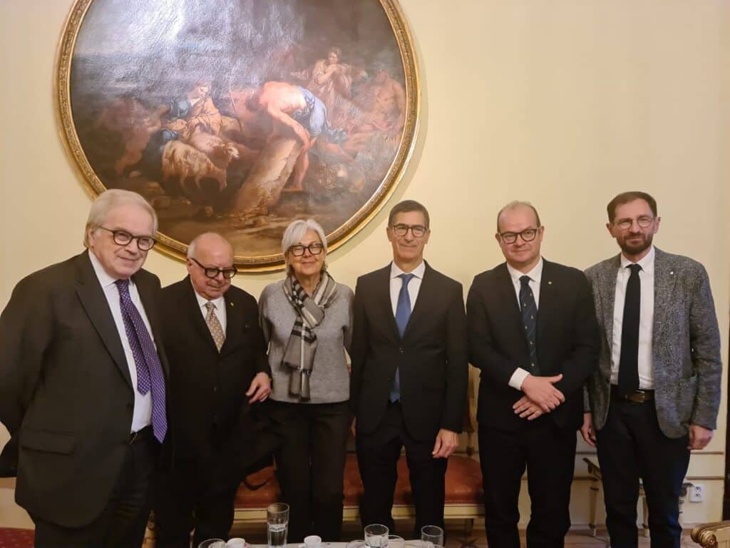 Il vicegovernatore del Friuli Venezia Giulia con delega alla Cultura, Mario Anzil, con l'ambasciatore d'Italia in Repubblica Ceca, Alessandro Gaudiano, la delegazione di Pordenonelegge e Pierluigi Castagnetti