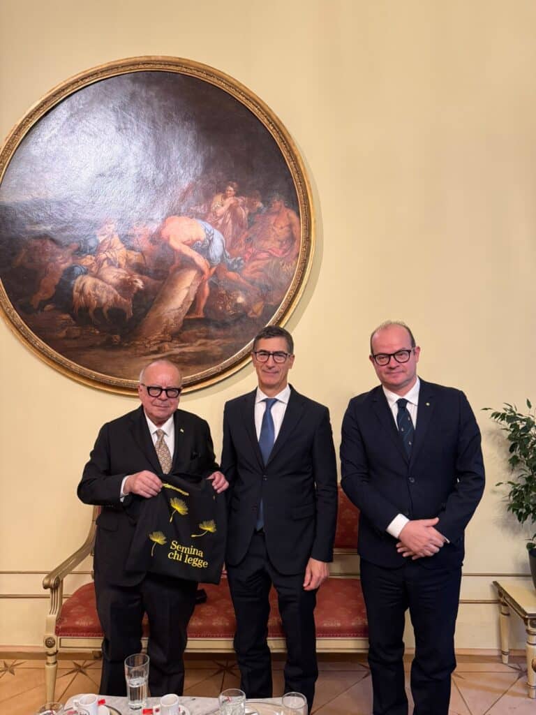 Il vicegovernatore del Friuli Venezia Giulia con delega alla Cultura, Mario Anzil, a destra, con l'ambasciatore d'Italia in Repubblica Ceca, Alessandro Gaudiano, e il presidente della Fondazione Pordenonelegge, Michelangelo Agrusti