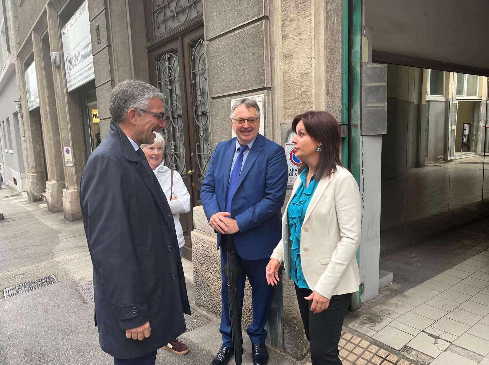 L'assessore regionale Pierpaolo Roberti ( a sinistra nella foto) si accinge al sopralluogo nella costruenda baby spa di via Fabio Severo a Trieste