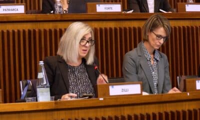 L'assessore regionale Cristina Amirante, a sinistra, illustra in IV Commissione il nuovo bando per imprese edili