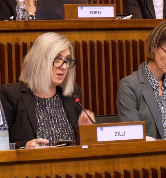 L'assessore regionale Cristina Amirante, a sinistra, illustra in IV Commissione il nuovo bando per imprese edili
